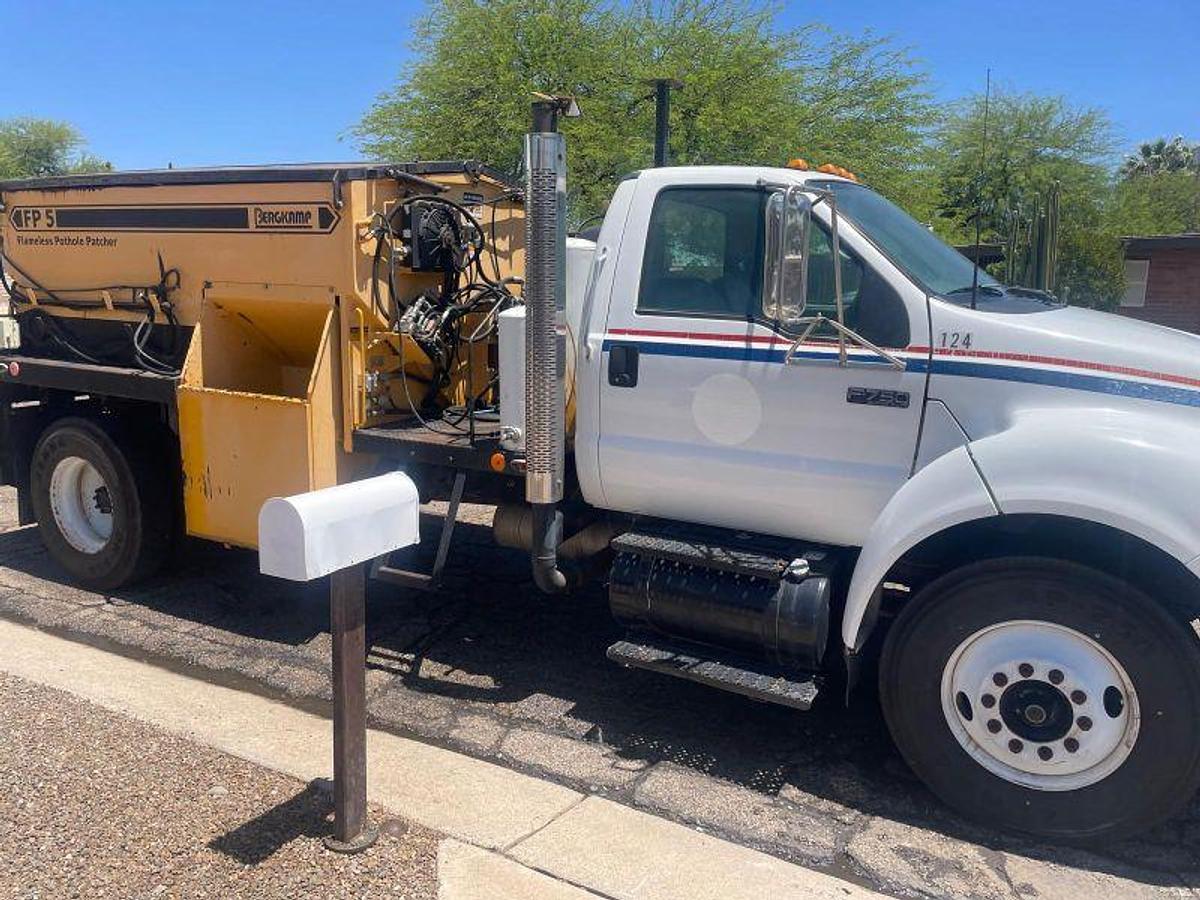 Used 2004 F-750 with Bergkamp FP5 Patcher