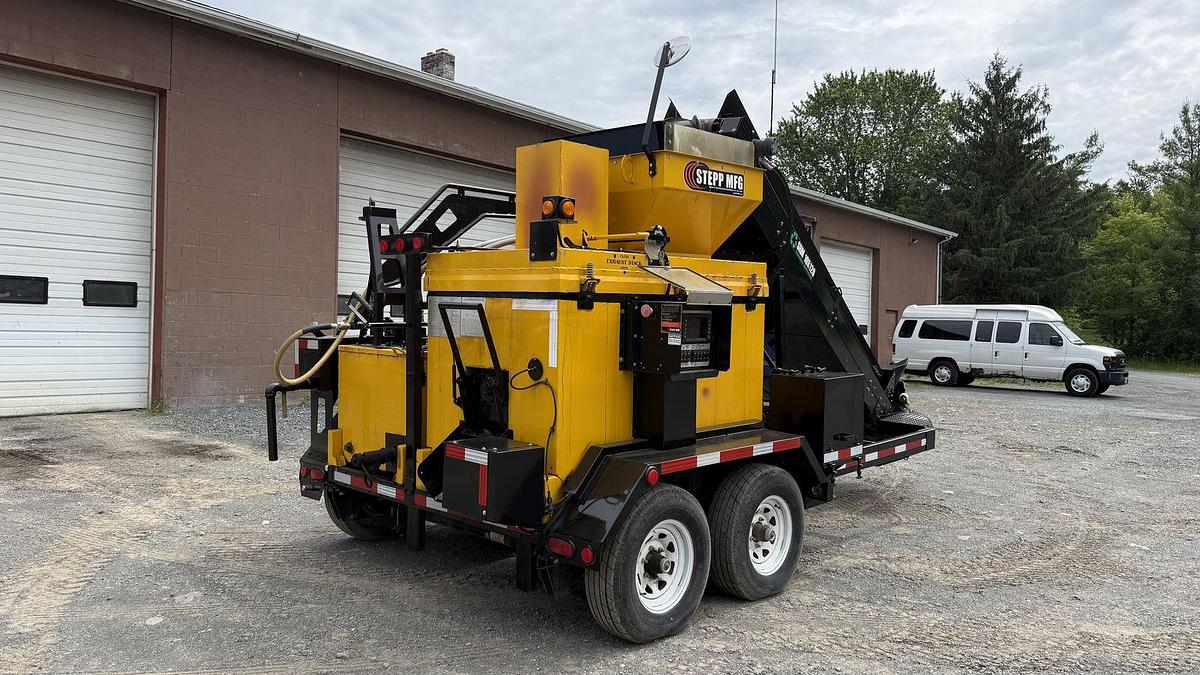 Used Stepp SRM 10-120 Asphalt Recycler 3/4 ton batch recycler with heated AC tank and wand