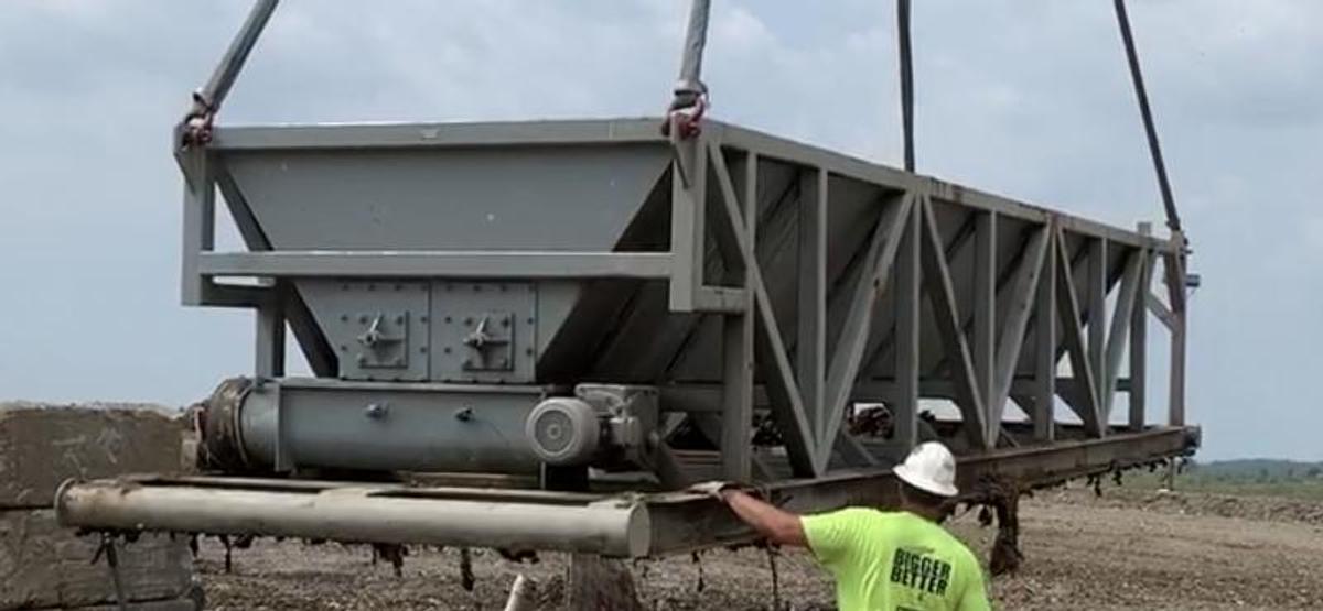 Used Twin Screw Conveyor Bin with discharge screw