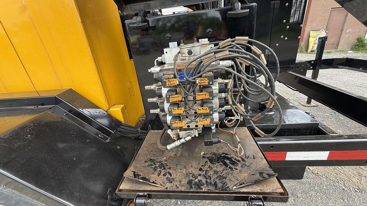 Used Stepp SRM 10-120 Asphalt Recycler 3/4 ton batch recycler with heated AC tank and wand