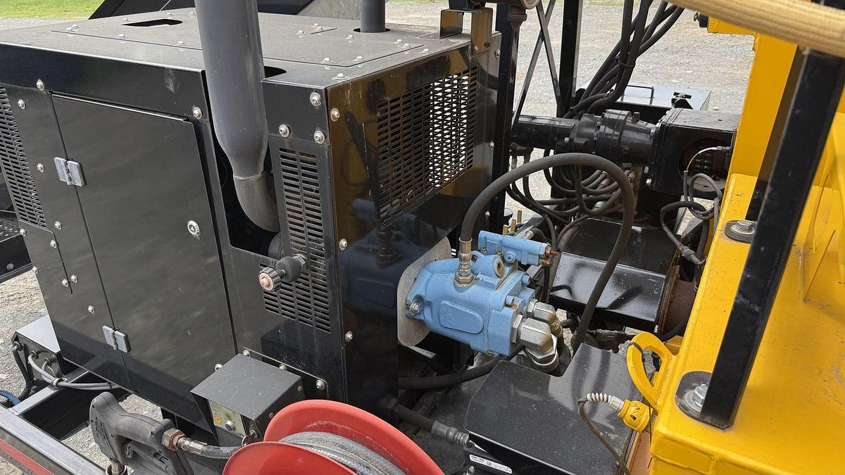 Used Stepp SRM 10-120 Asphalt Recycler 3/4 ton batch recycler with heated AC tank and wand