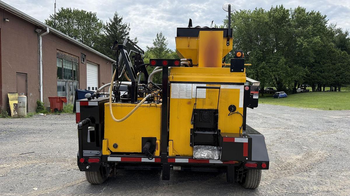Used Stepp SRM 10-120 Asphalt Recycler 3/4 ton batch recycler with heated AC tank and wand