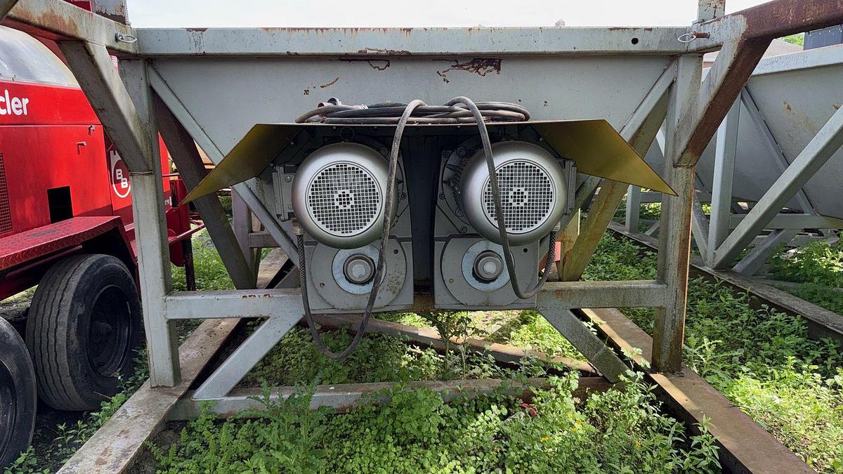 Used Twin Screw Conveyor Bin with discharge screw