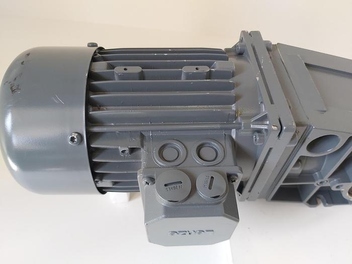 Winkelgetriebemotor mit Abtriebswelle, GKR04-2M HAR 071C42, 71,8 r/min, 69Nm, Lenze neu