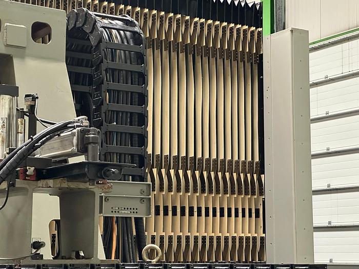 Used VICTOR V-center 5-axis milling center