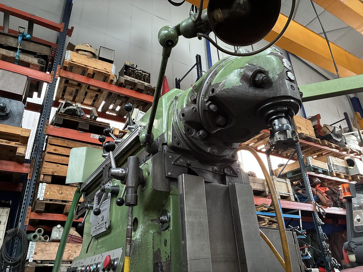 Used Fraiseuse universelle Huron type MU 4 à variation