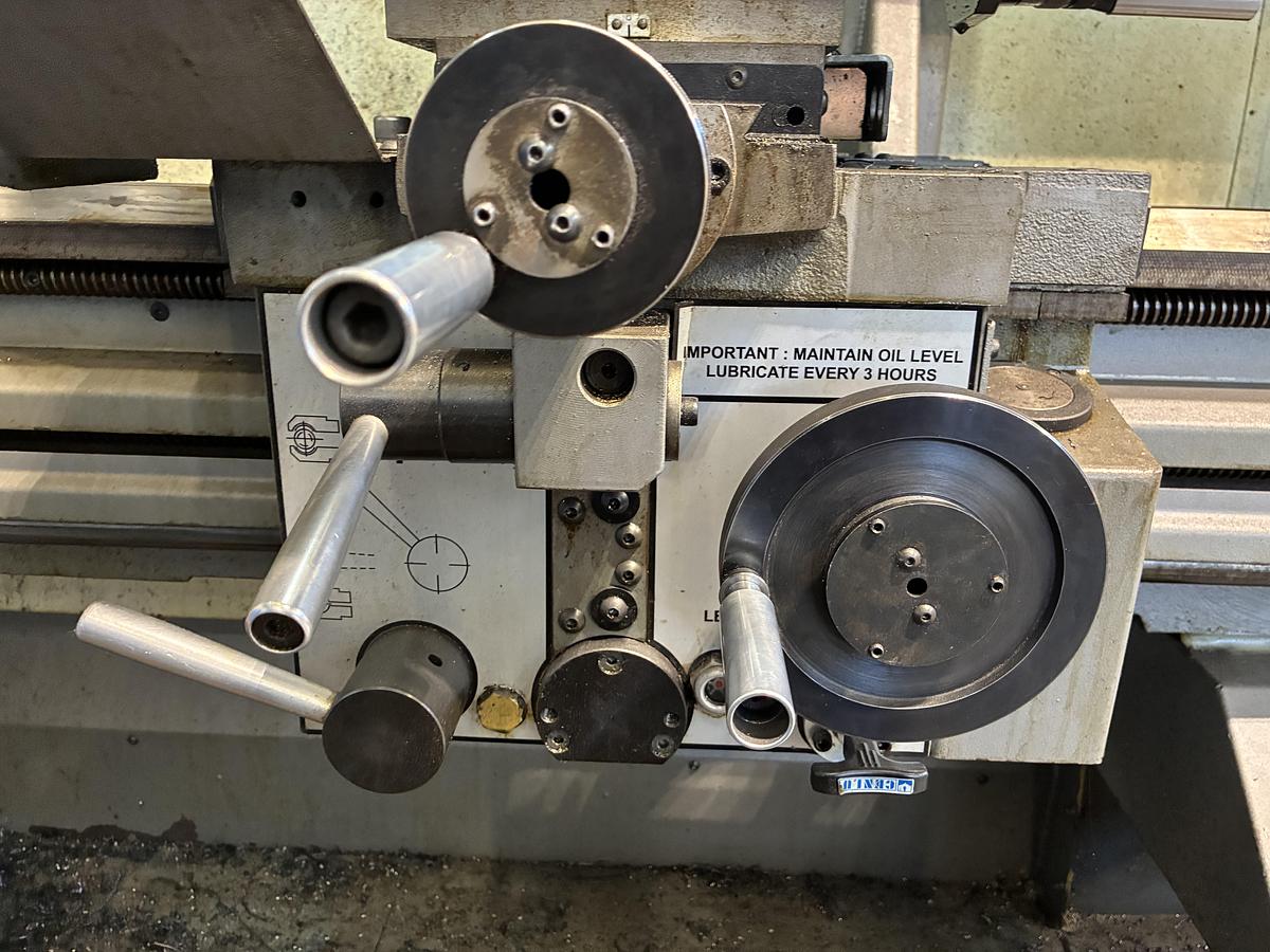 Used PINACHO SC-250 x 1000 year 2014 - lathe