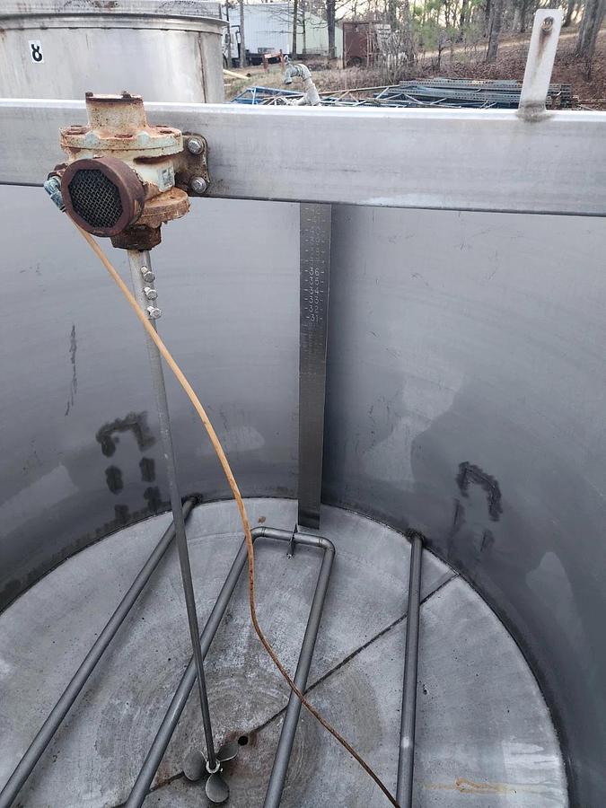 Used 600 Gallon Stainless Steel Tank Open Top, Cone Bottom , Top Center Mounted Mixer