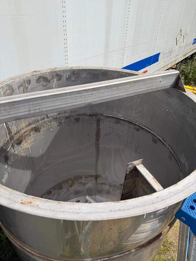Used 600 Gallon 304 Stainless Steel Open Top Cone Bottom Tank w/ heat /Cooling Coils