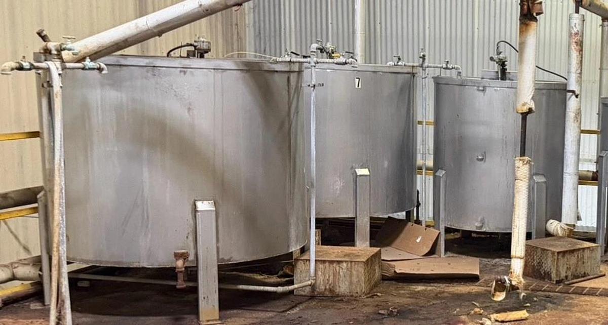 Used 600 Gallon Stainless Steel Tank Open Top, Cone Bottom , Top Center Mounted Mixer