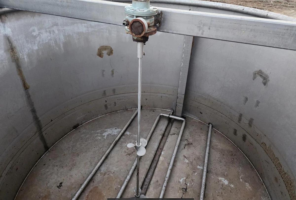 Used 1000 Gallon Stainless Steel Tank Open Top, Cone Bottom ,Top Center mixer 3 avail