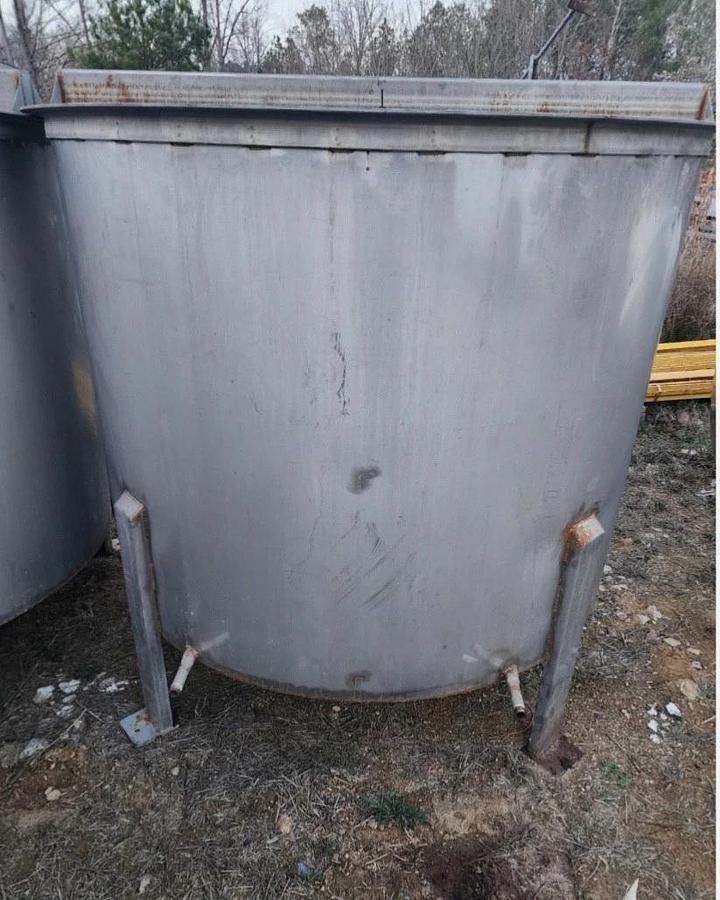 Used 600 Gallon Stainless Steel Tank Open Top, Cone Bottom , Top Center Mounted Mixer
