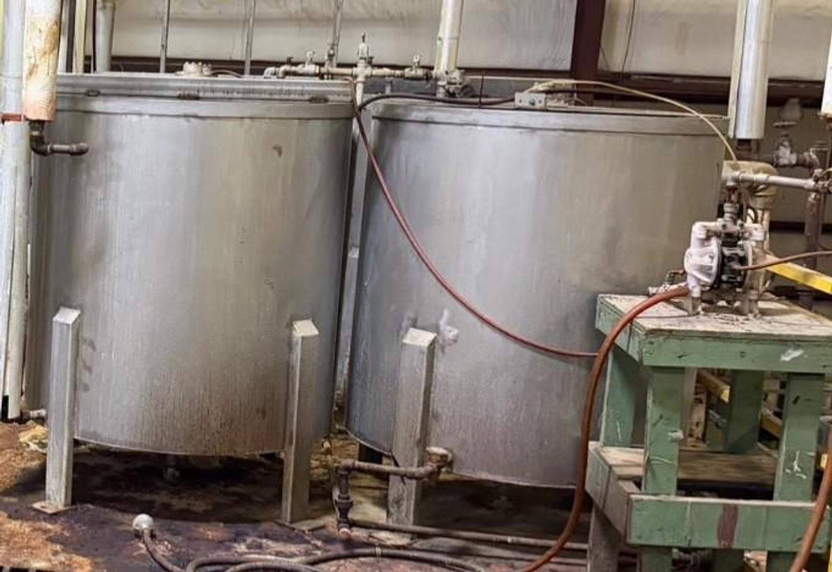 Used 1000 Gallon Stainless Steel Tank Open Top, Cone Bottom ,Top Center mixer 3 avail