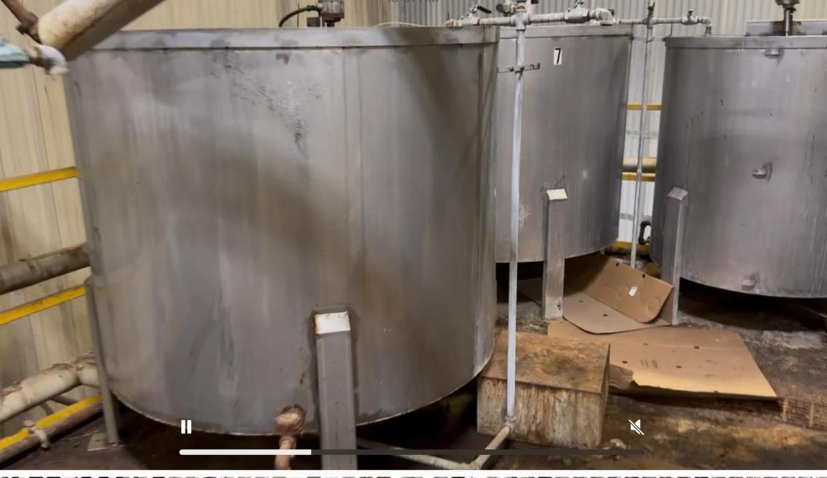 Used 600 Gallon Stainless Steel Tank Open Top, Cone Bottom , Top Center Mounted Mixer