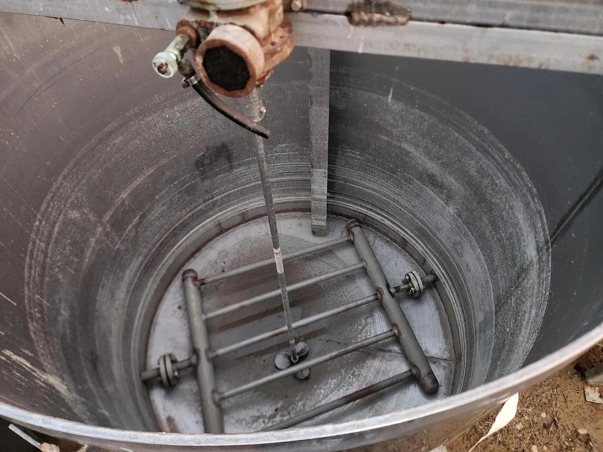 Used 400 Gallon Stainless Steel Tank Open Top, Cone Bottom , Top Center Mounted Mixer