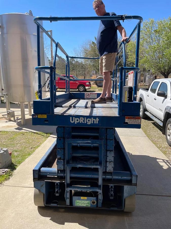 Used Upright electric scissor lift aerial Genie 31’ height