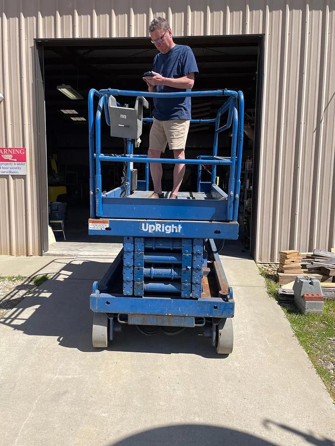 Used Upright electric scissor lift aerial Genie 31’ height