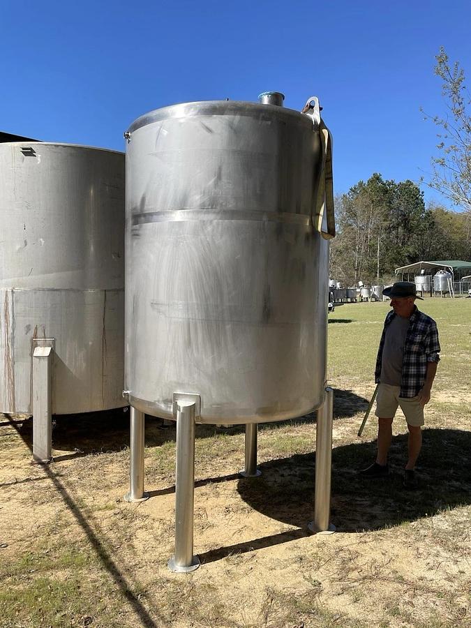 Used 900 Gallon Vertical Stainless Steel Tank With Dome Top Dish Bottom