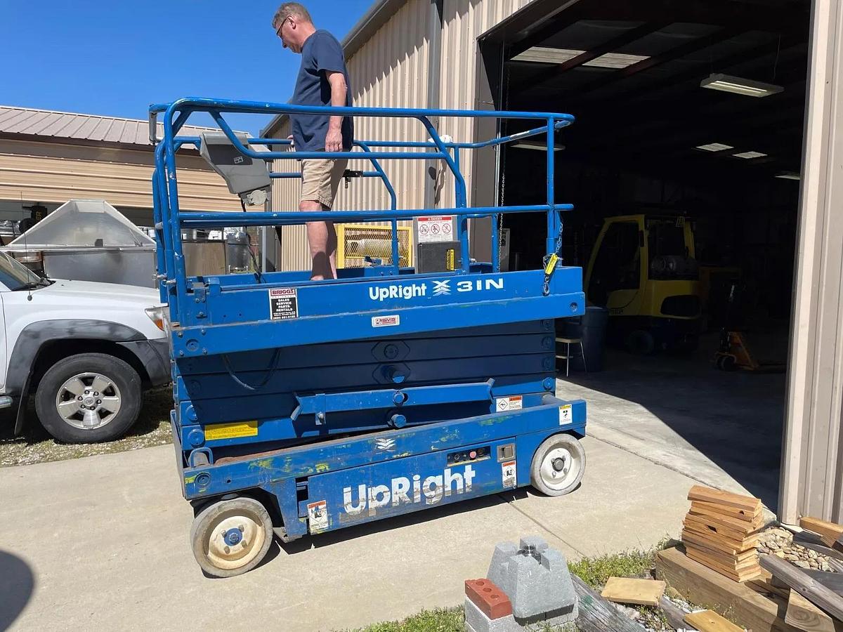 Used Upright electric scissor lift aerial Genie 31’ height