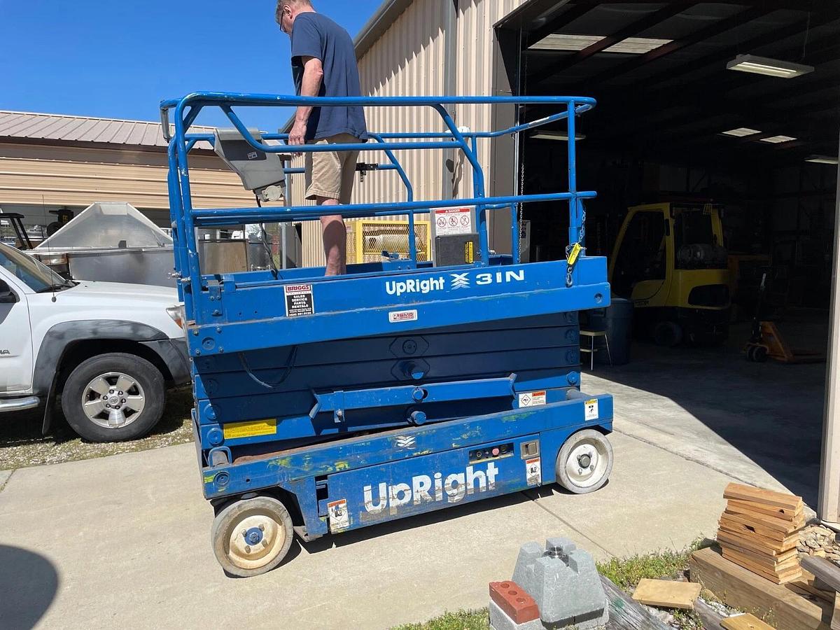 Used Upright electric scissor lift aerial Genie 31’ height
