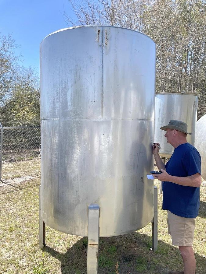 Used 1000 Gallon 304 Stainless Steel Tank Cone Bottom hinged lid top