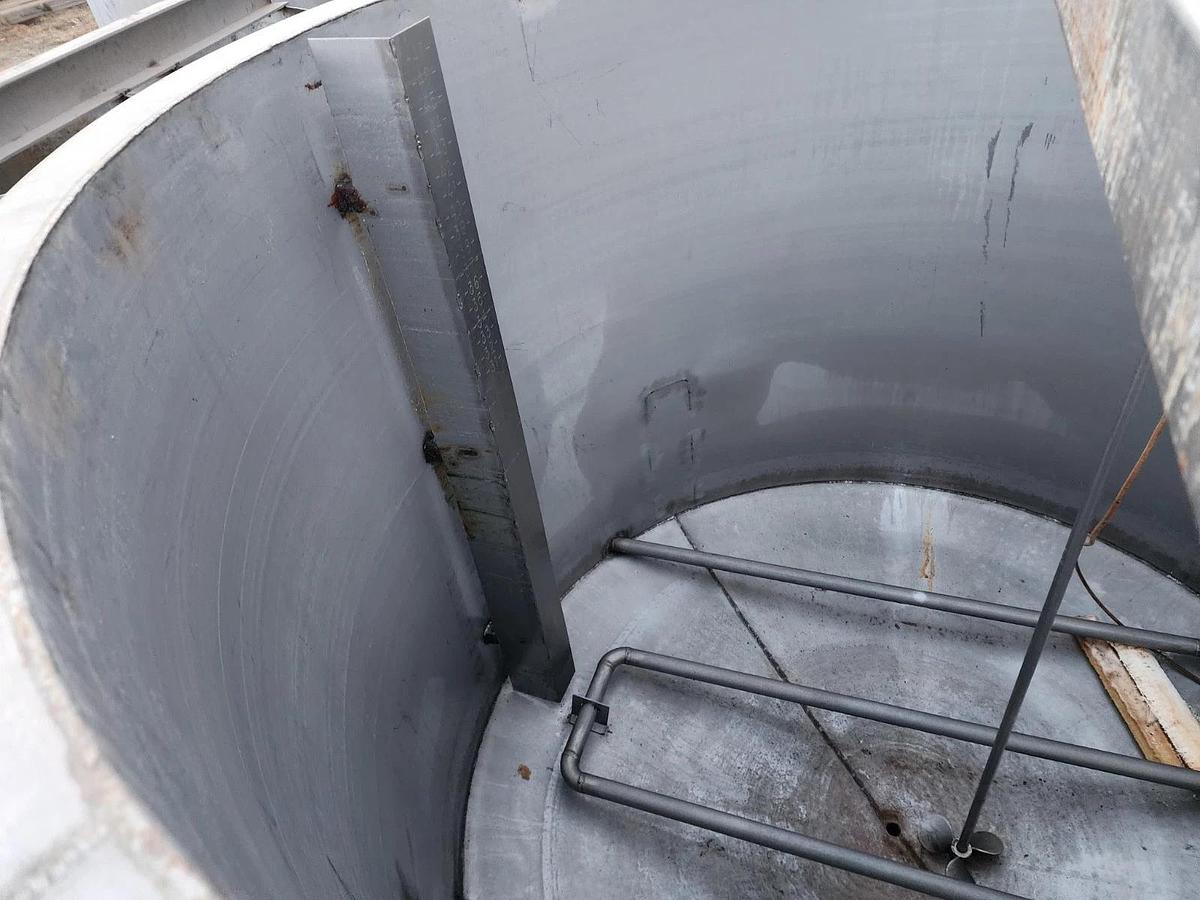 Used 600 Gallon Stainless Steel Tank Open Top, Cone Bottom , Top Center Mounted Mixer