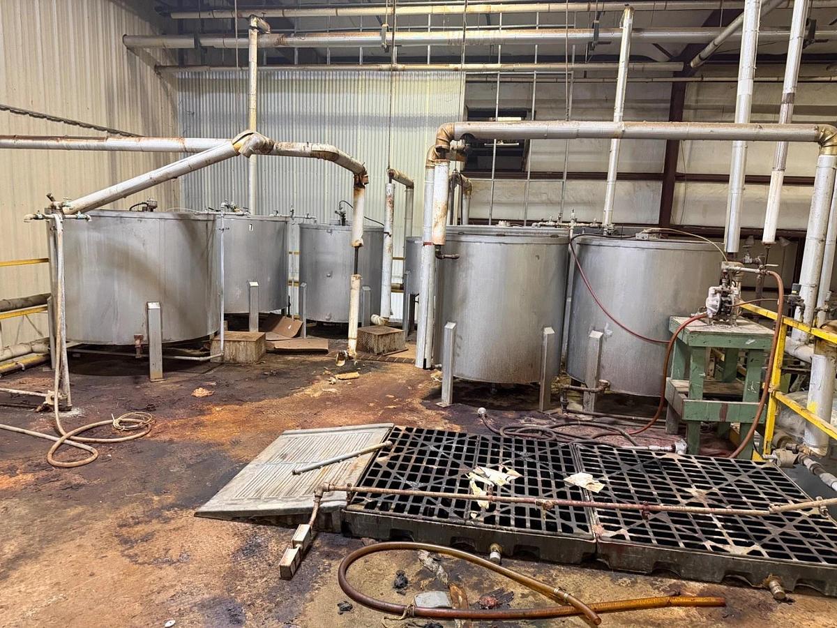 Used 400 Gallon Stainless Steel Tank Open Top, Cone Bottom , Top Center Mounted Mixer