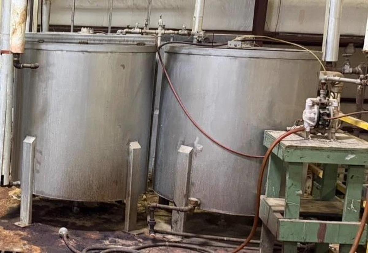 Used 600 Gallon Stainless Steel Tank Open Top, Cone Bottom , Top Center Mounted Mixer