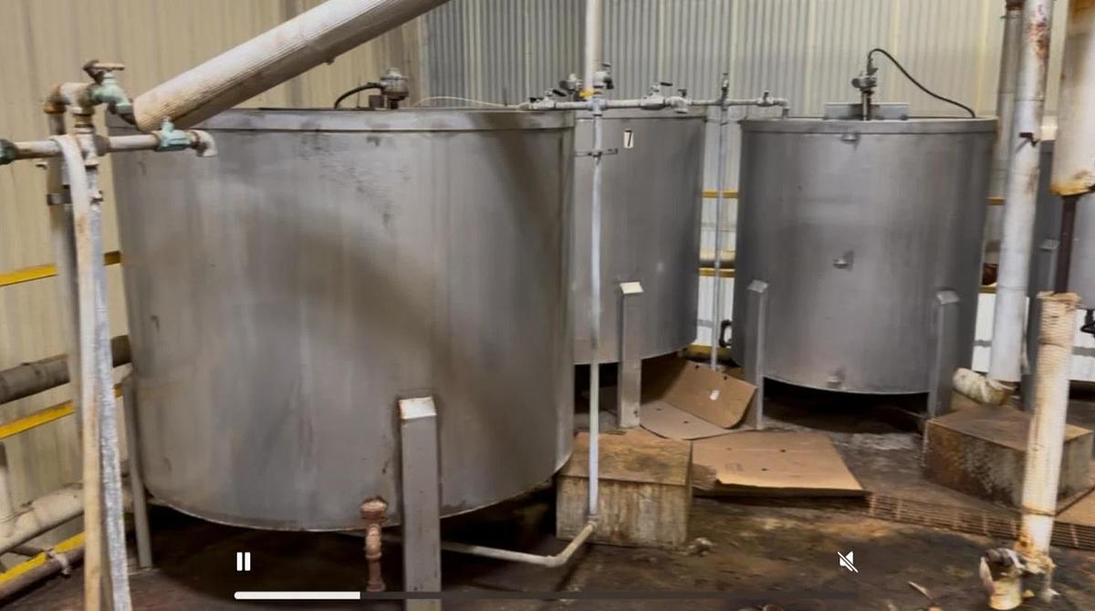 Used 600 Gallon Stainless Steel Tank Open Top, Cone Bottom , Top Center Mounted Mixer