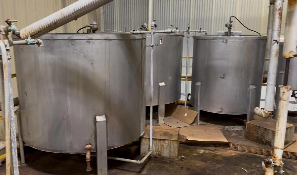 Used 1000 Gallon Stainless Steel Tank Open Top, Cone Bottom ,Top Center mixer 3 avail