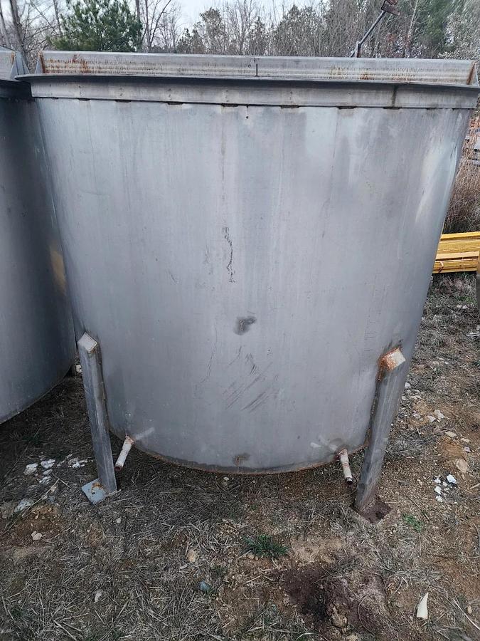 Used 600 Gallon Stainless Steel Tank Open Top, Cone Bottom , Top Center Mounted Mixer
