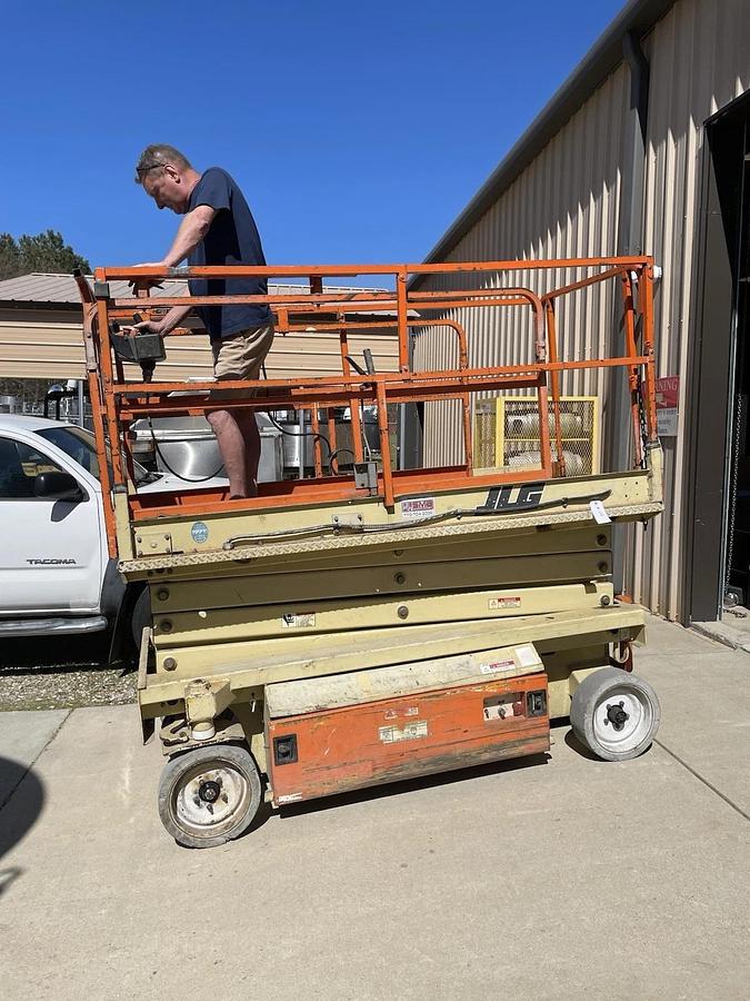 Used JLG 2646 electric scissor lift aerial Genie