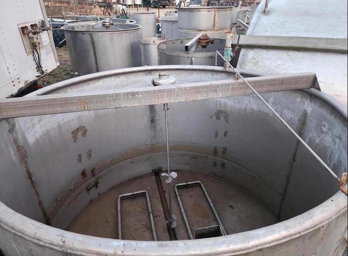 Used 1000 Gallon Stainless Steel Tank Open Top, Cone Bottom ,Top Center mixer 3 avail