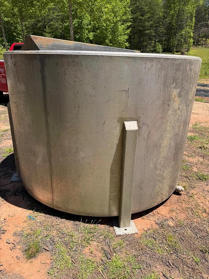 Used 1000 Gallon Stainless Steel Tank Open Top, Cone Bottom ,Top Center mixer 3 avail
