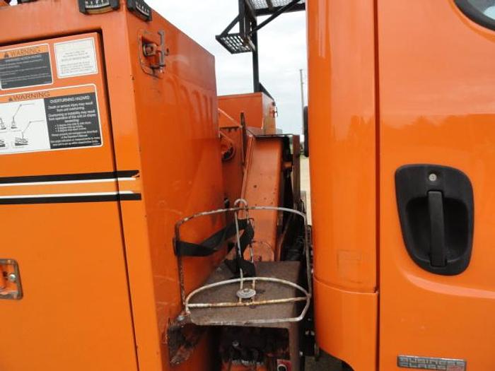 Used 2011 FREIGHTLINER BUSINESS CLASS M2 106