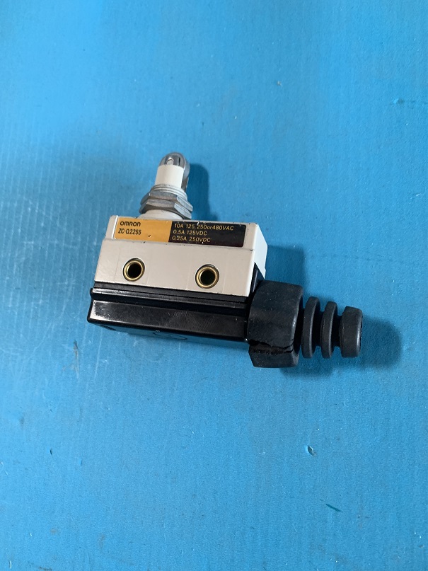 Used Omron Enclosed Limit Switch, Panel Mount Roller Plunger ZC-Q2255