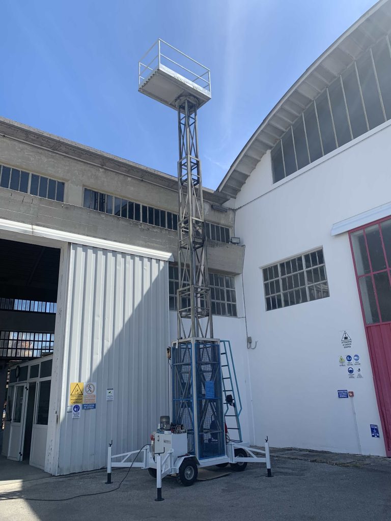 Usato Piattaforma idraulica di sollevamento per operatore, portata Kg. 200