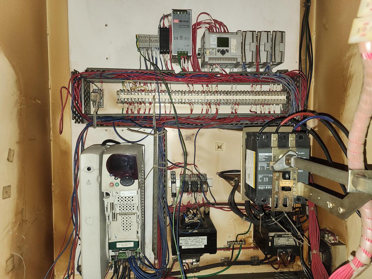 Used 18" DALLAS SERVO CABINET STYLE FEEDER