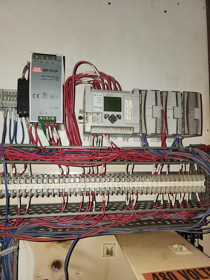 Used 18" DALLAS SERVO CABINET STYLE FEEDER