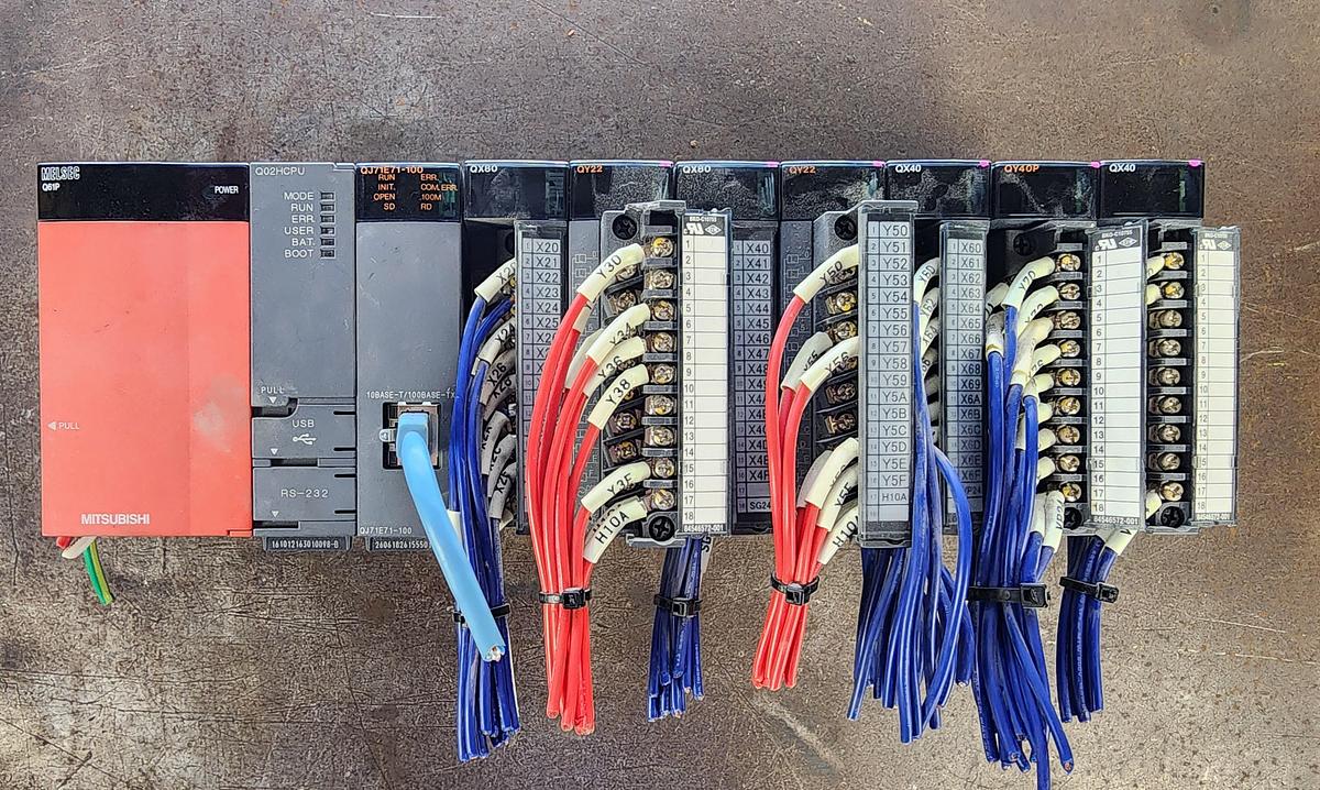 Used Mitsubishi Q38B / Q61P / Q02HCPU / QJ71E71-100 / QY22 / QX80 / QY22 / QX40 / QY40P 8 Slot PLC