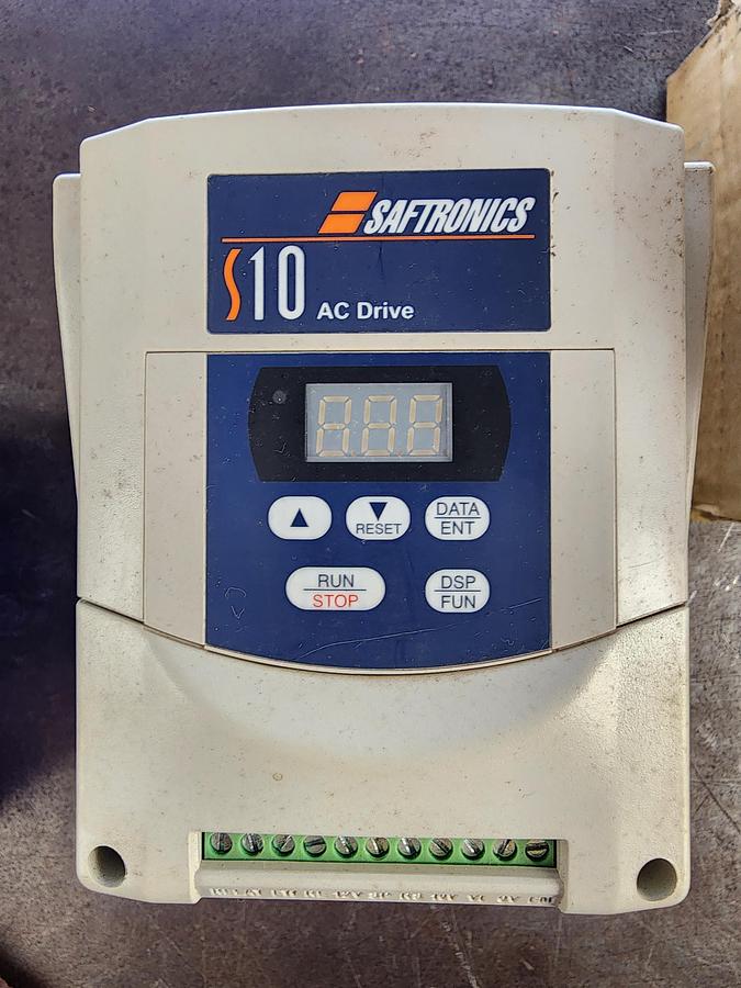Saftronics S104003-9 480 V 3 HP 5.2 A S10 AC Drive