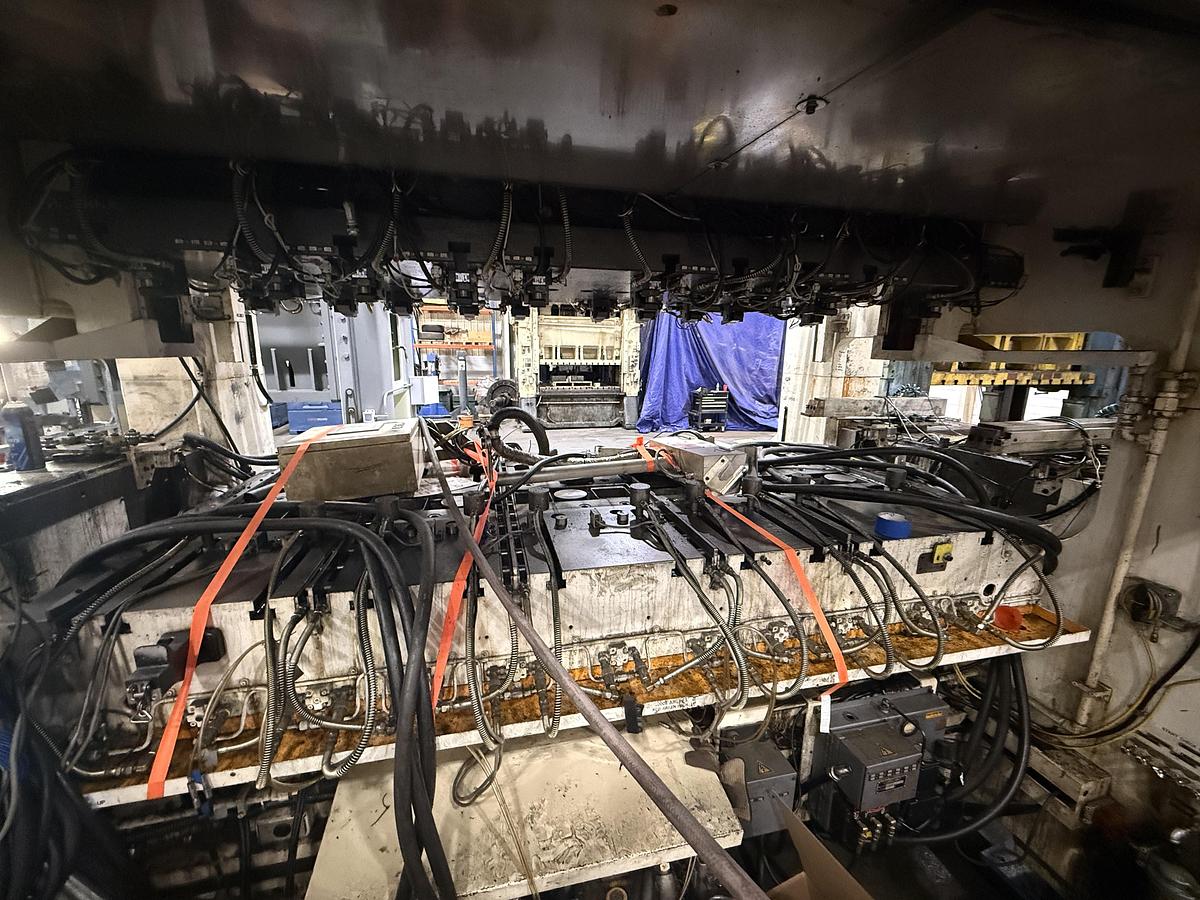 Used 330 TON AIDA MODEL NS2-3000(2) STRAIGHT SIDE PRESS