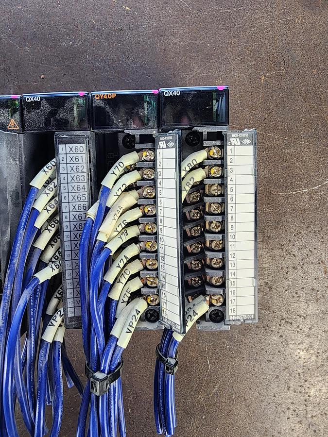 Used Mitsubishi Q38B / Q61P / Q02HCPU / QJ71E71-100 / QY22 / QX80 / QY22 / QX40 / QY40P 8 Slot PLC