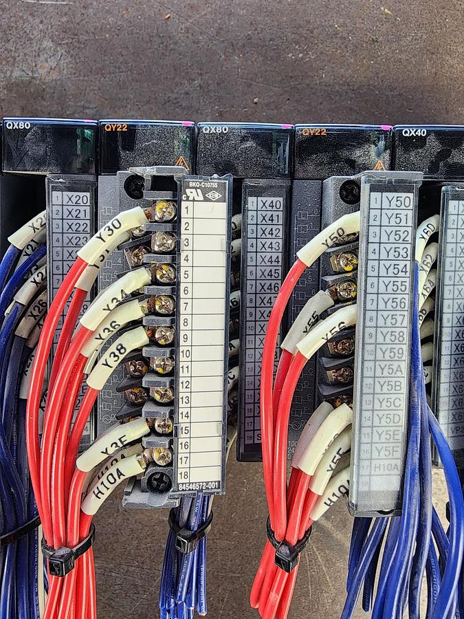 Used Mitsubishi Q38B / Q61P / Q02HCPU / QJ71E71-100 / QY22 / QX80 / QY22 / QX40 / QY40P 8 Slot PLC