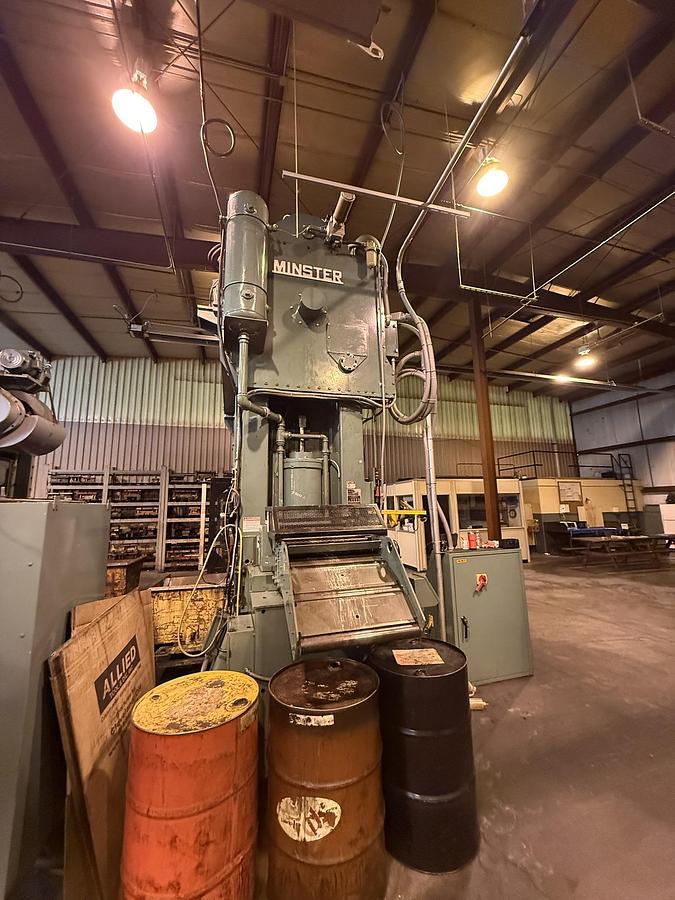 Used 250 TON MINSTER MODEL E2-250-72-42 STRAIGHT SIDE PRESS