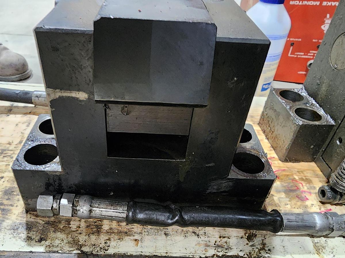 Used SR Engineering Hi-Clamp LZ16F-115-SB04 16 Ton Die Clamp