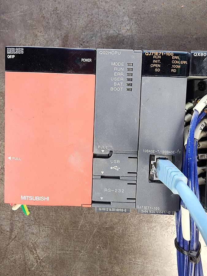 Used Mitsubishi Q38B / Q61P / Q02HCPU / QJ71E71-100 / QY22 / QX80 / QY22 / QX40 / QY40P 8 Slot PLC