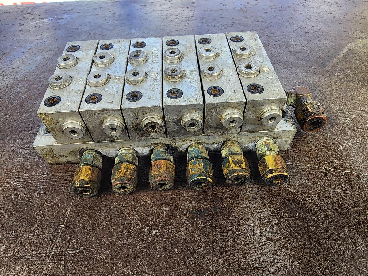 Used Lincoln MM-10 Valves / Trabon Lube Manifold