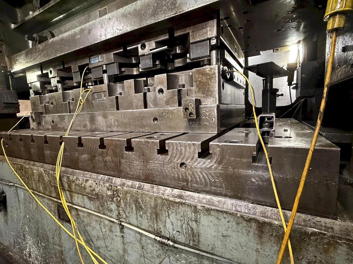 Used 300 TON MINSTER MODEL PM3-300-84 STRAIGHT SIDE PRESS