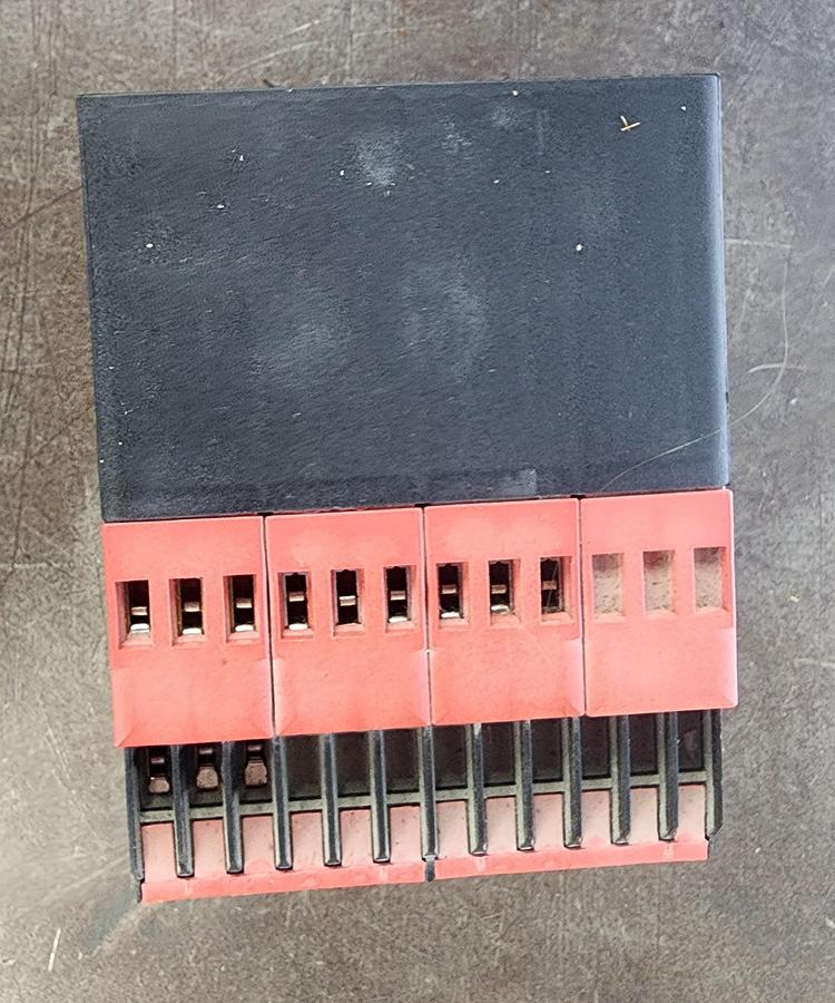 Used Telemecanique XPSAT5110 XPS-AT Safety Relay